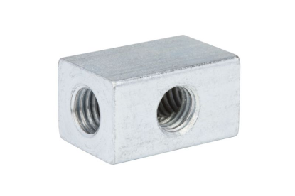 Univerzalna povezovalna kocka za pritrditev cevi pri montaži stropov in dvižnih cevi