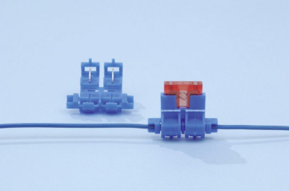 Kabelska spojka z držalom za varovalko