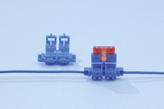 Kabelska spojka z držalom za varovalko