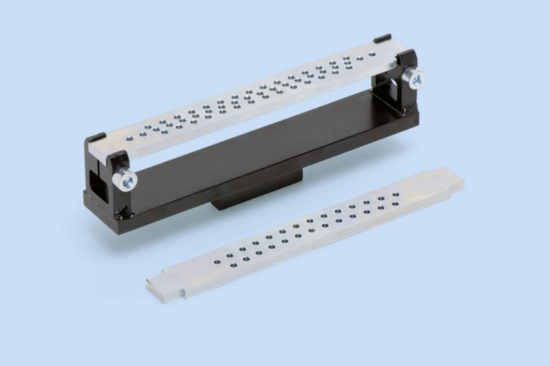 Vložna plošča z ohišjem za čiščenje elektrod