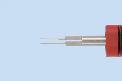 Izvlekač za kabelske končnike z dvema jezičkoma