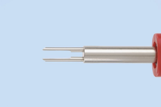 Izvlekač za kabelske končnike z dvema jezičkoma