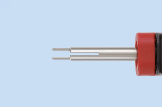 Izvlekač za kabelske končnike z dvema jezičkoma