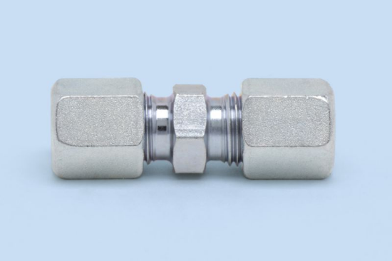 Kotni spojnik za centralne mazalne sisteme